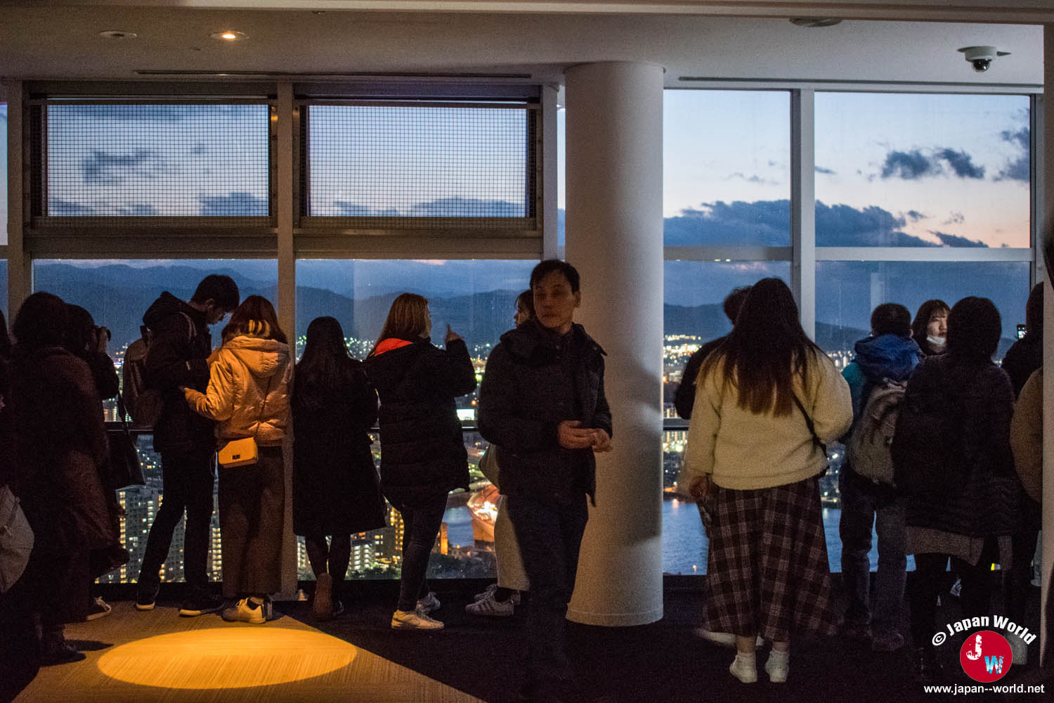 Visiteurs admirant la baie de Fukuoka depuis la plateforme d'observation